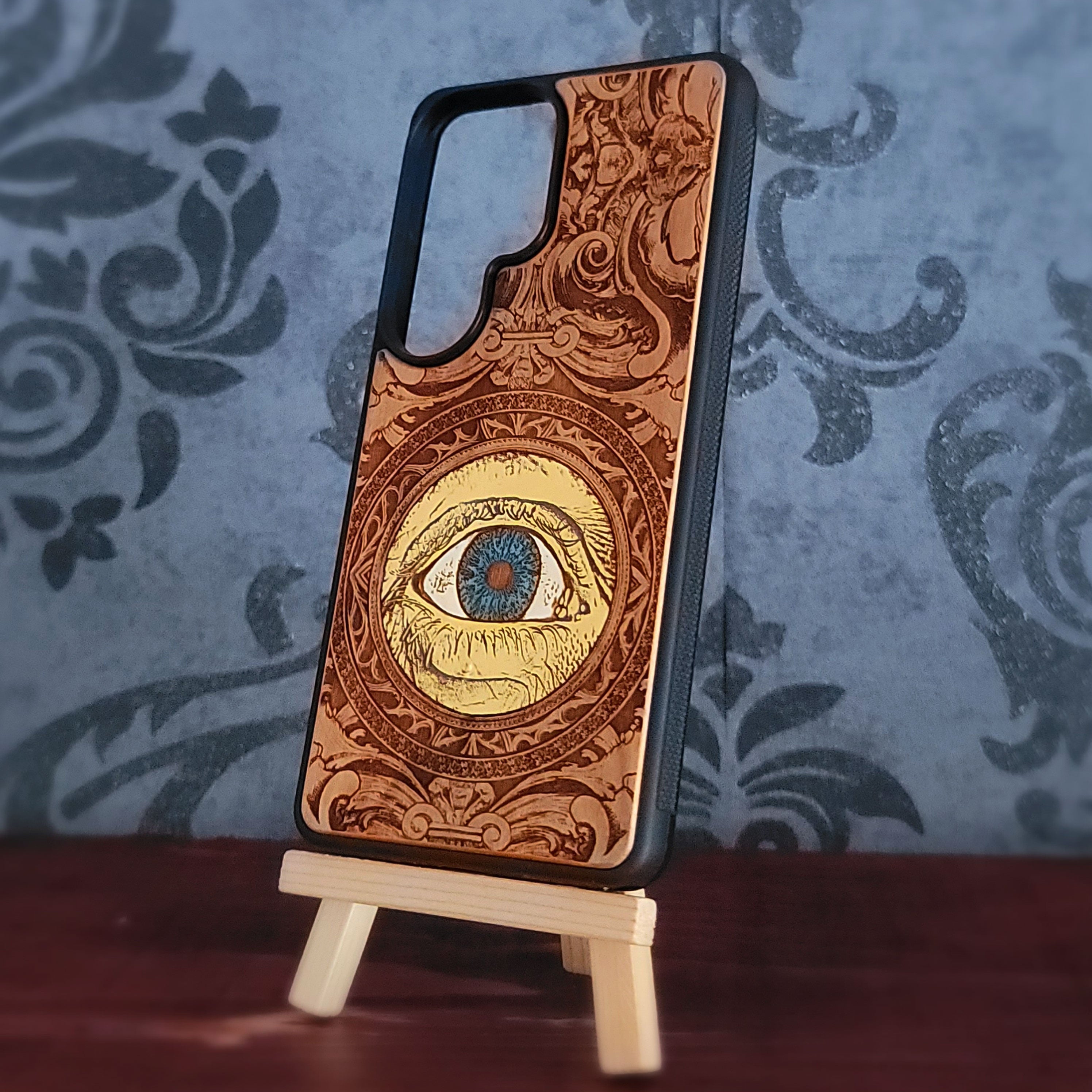 Funda para teléfono de madera con forma de ojo humano pintada a mano