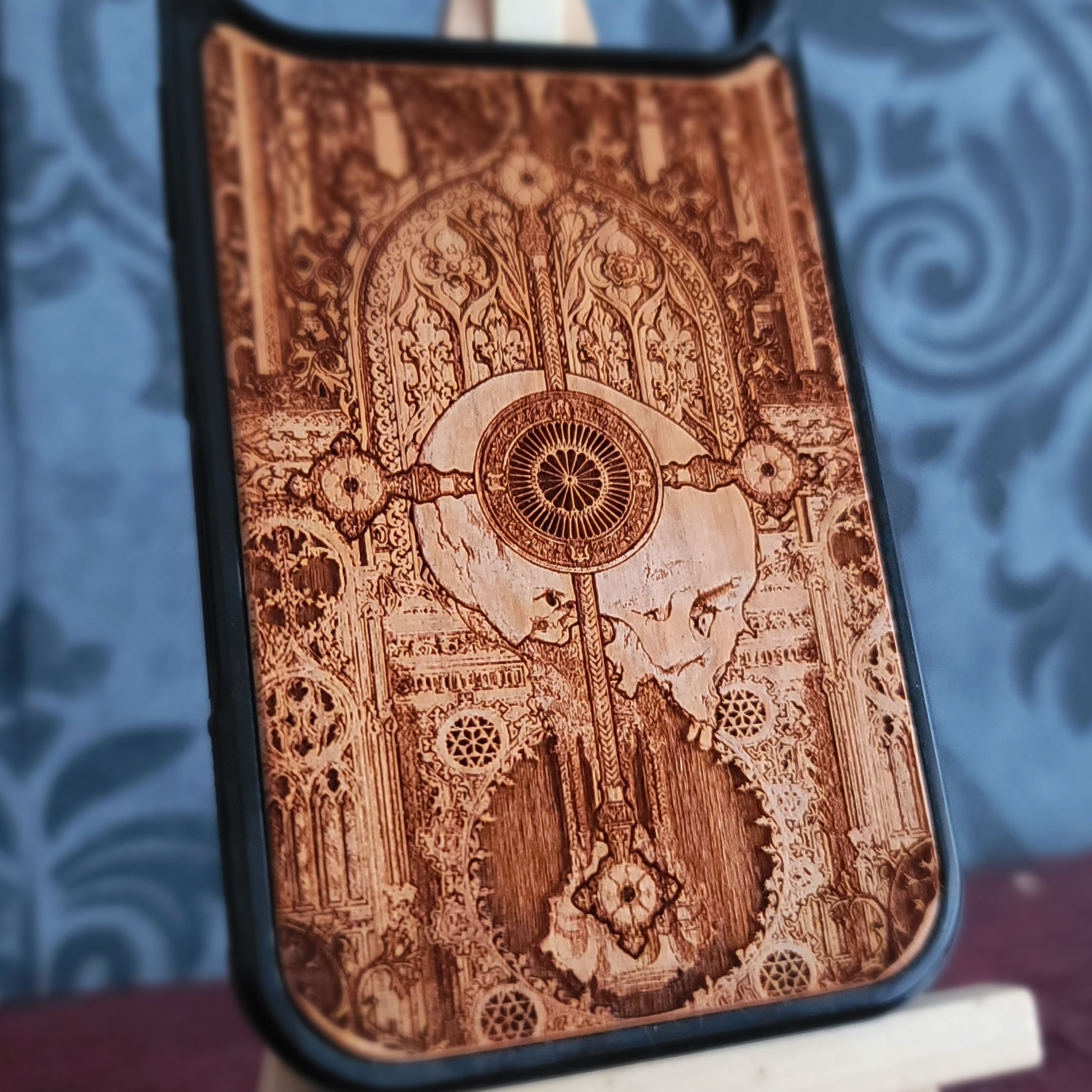 Religión - Funda de madera para teléfono - Pintada a mano