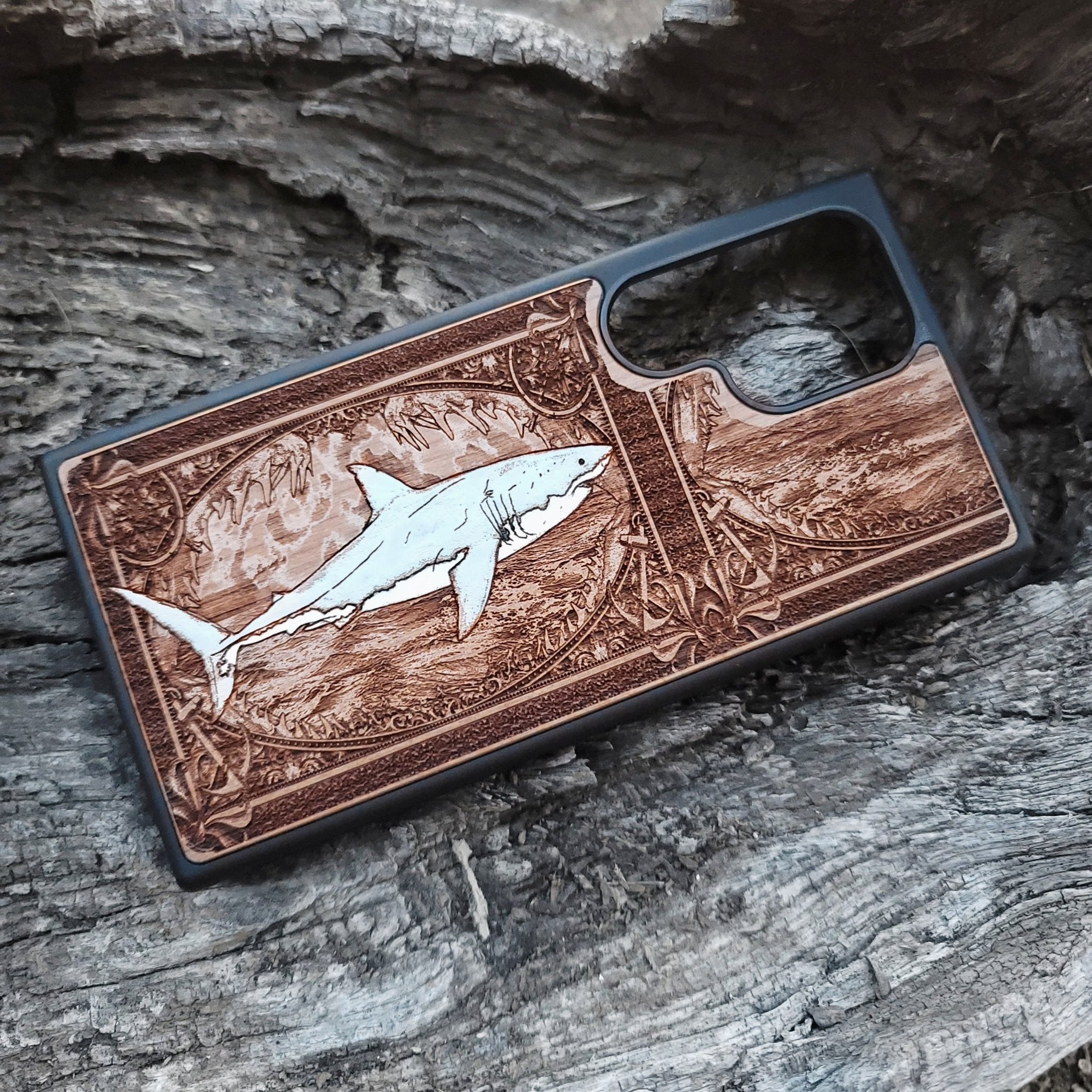 Great white shark wooden phone case, hand-painted and laser-engraved on cherrywood. Compatible with iPhone -11 Pro Max, Galaxy S-S20. Ocean-inspired phone case.