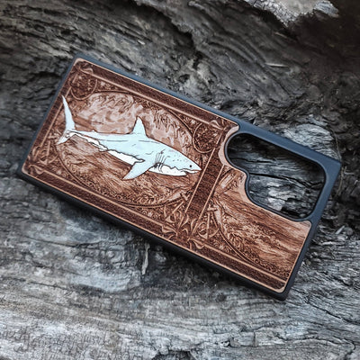 Great white shark wooden phone case, hand-painted and laser-engraved on cherrywood. Compatible with iPhone -11 Pro Max, Galaxy S-S20. Ocean-inspired phone case.
