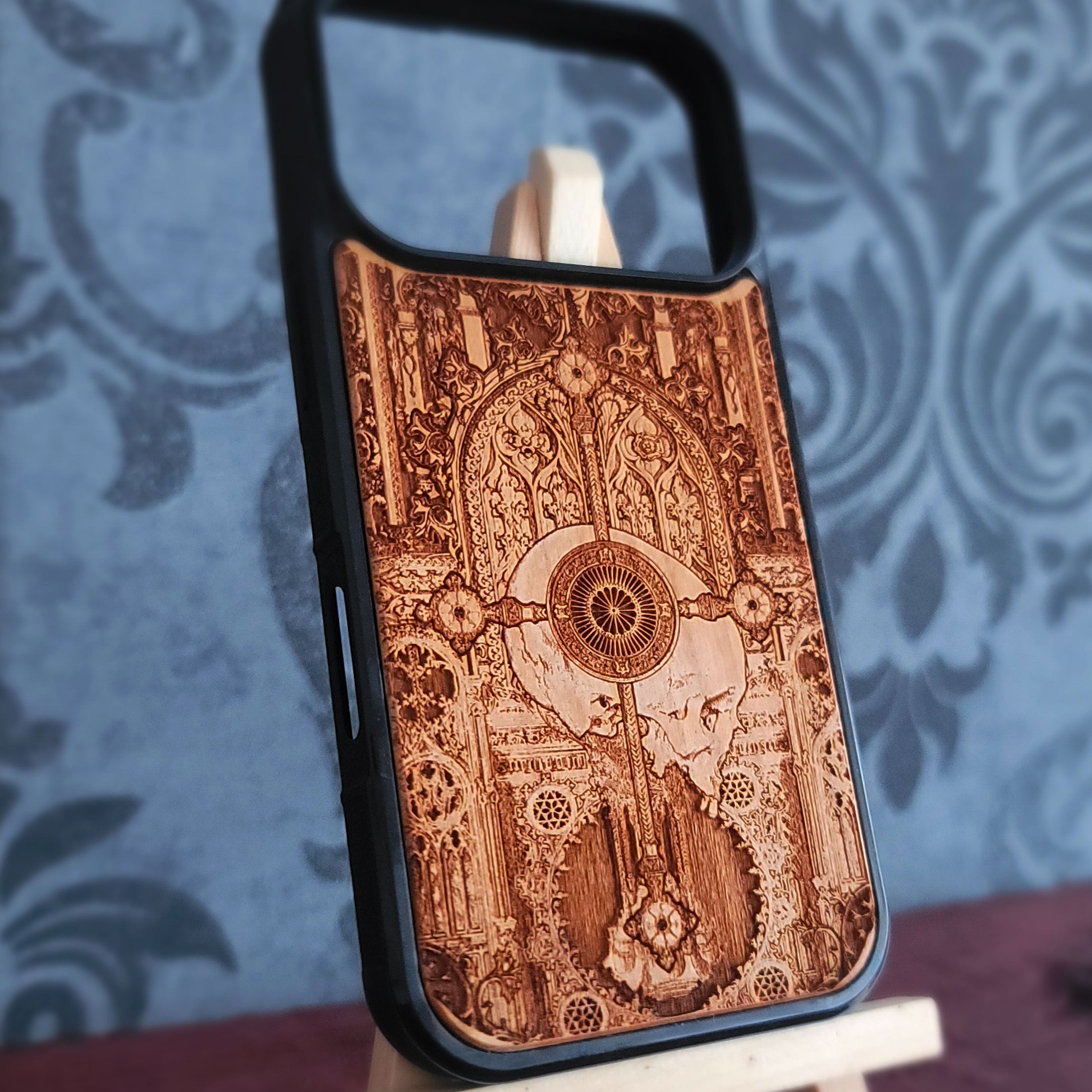 Religión - Funda de madera para teléfono - Pintada a mano