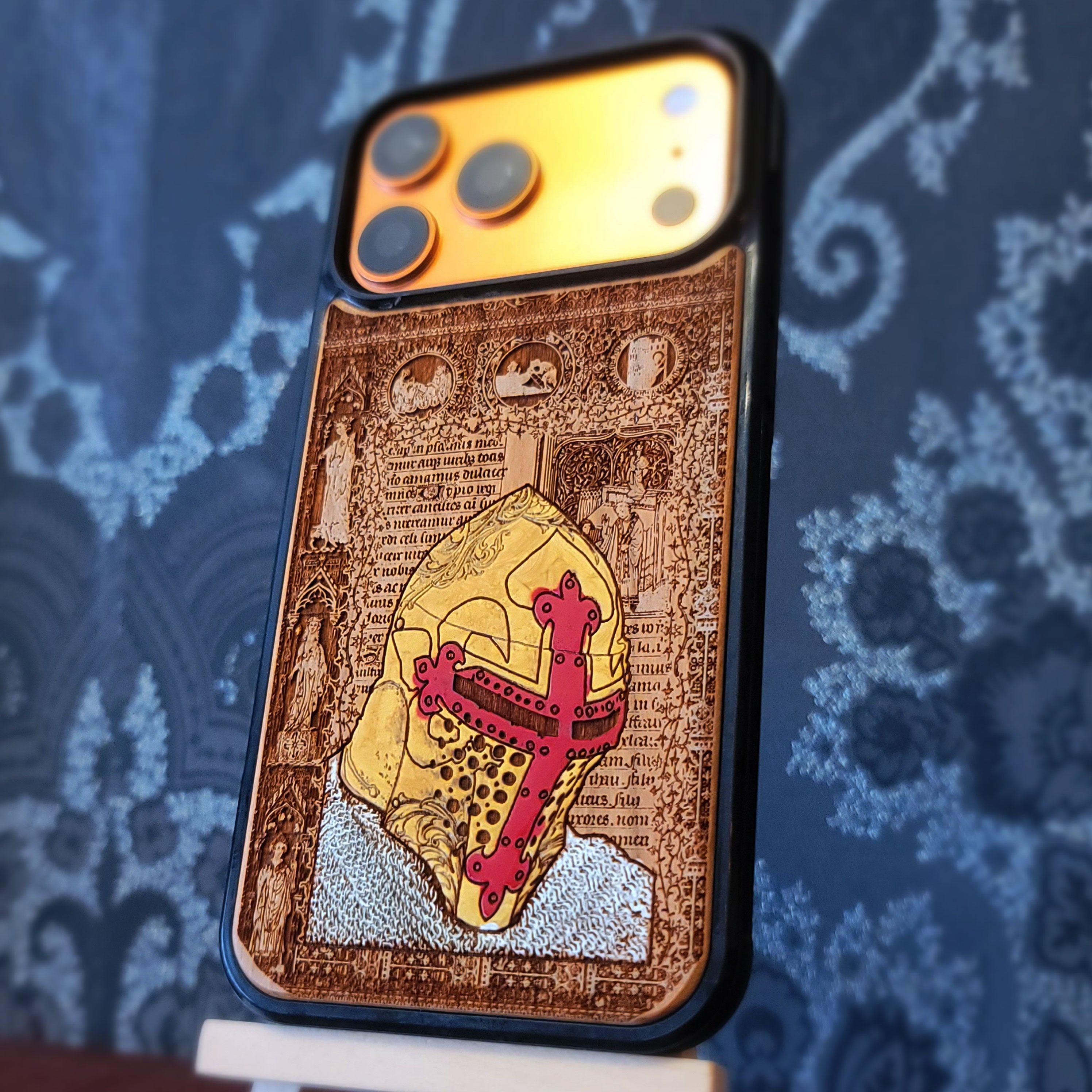Mittelalterlicher Ritter "Ich bin bereit" - Handyhülle aus Holz - Gold lackiert