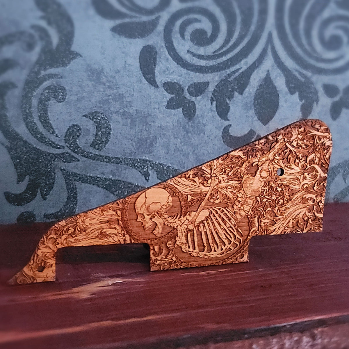 Cherry wood Les Paul pickguard with Stumble skeleton engraving