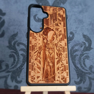 Xenomorph Alien Wood Phone Case: Sci-Fi Horror