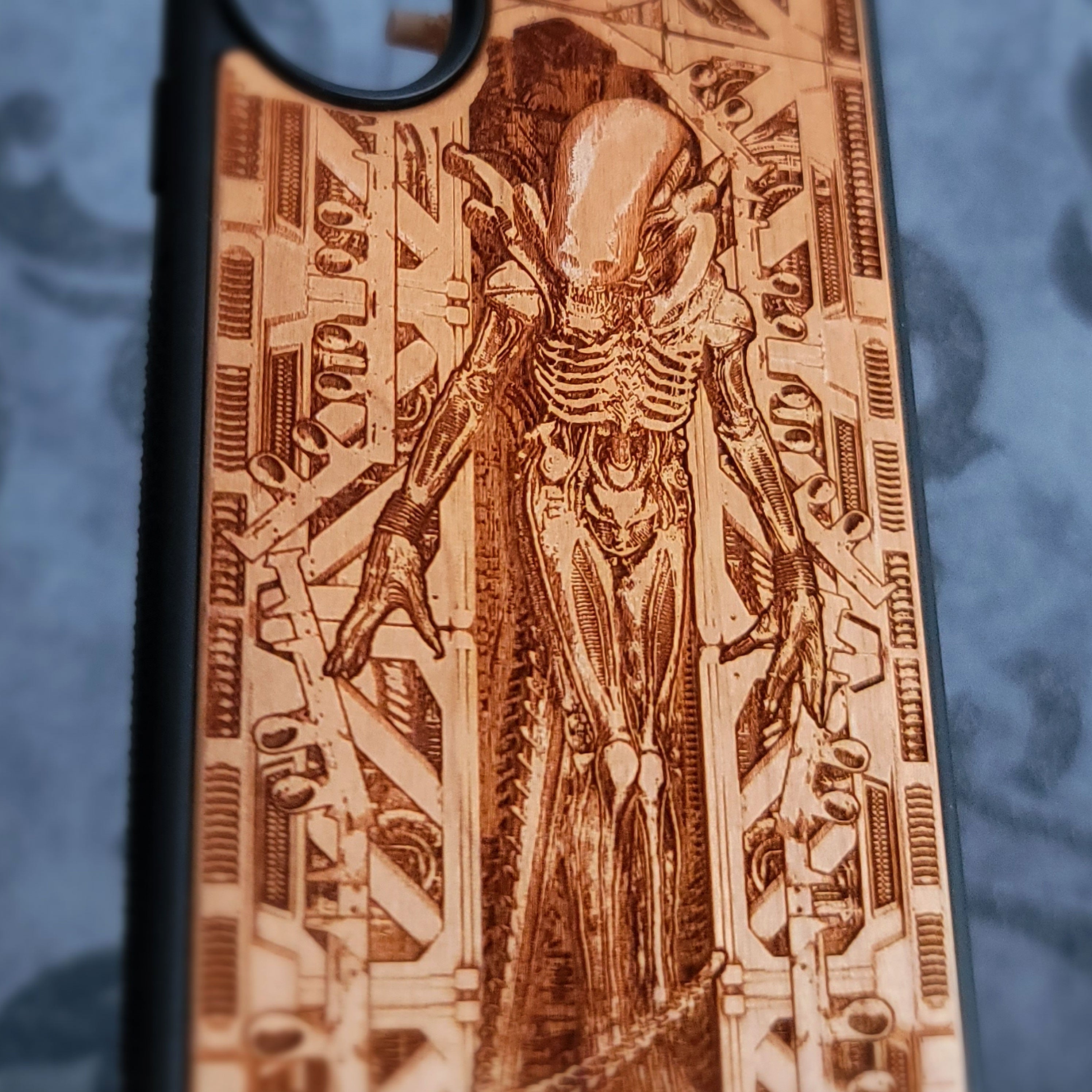 Criatura alienígena I - Funda de madera para teléfono