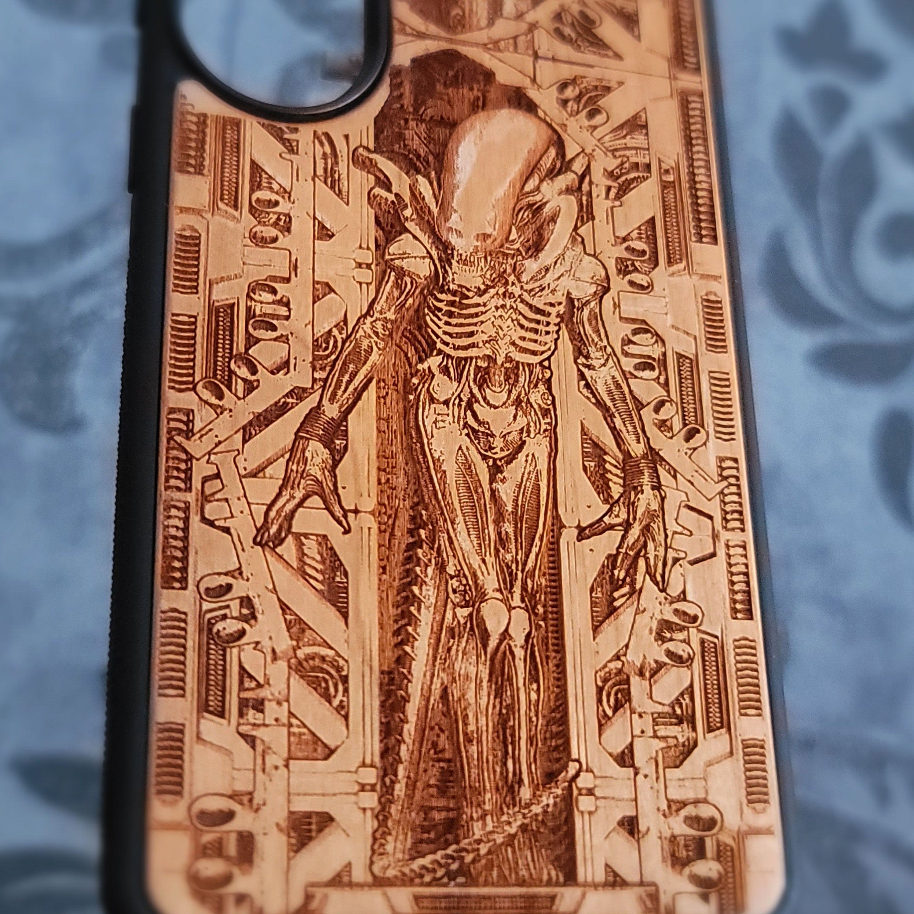Criatura alienígena I - Funda de madera para teléfono