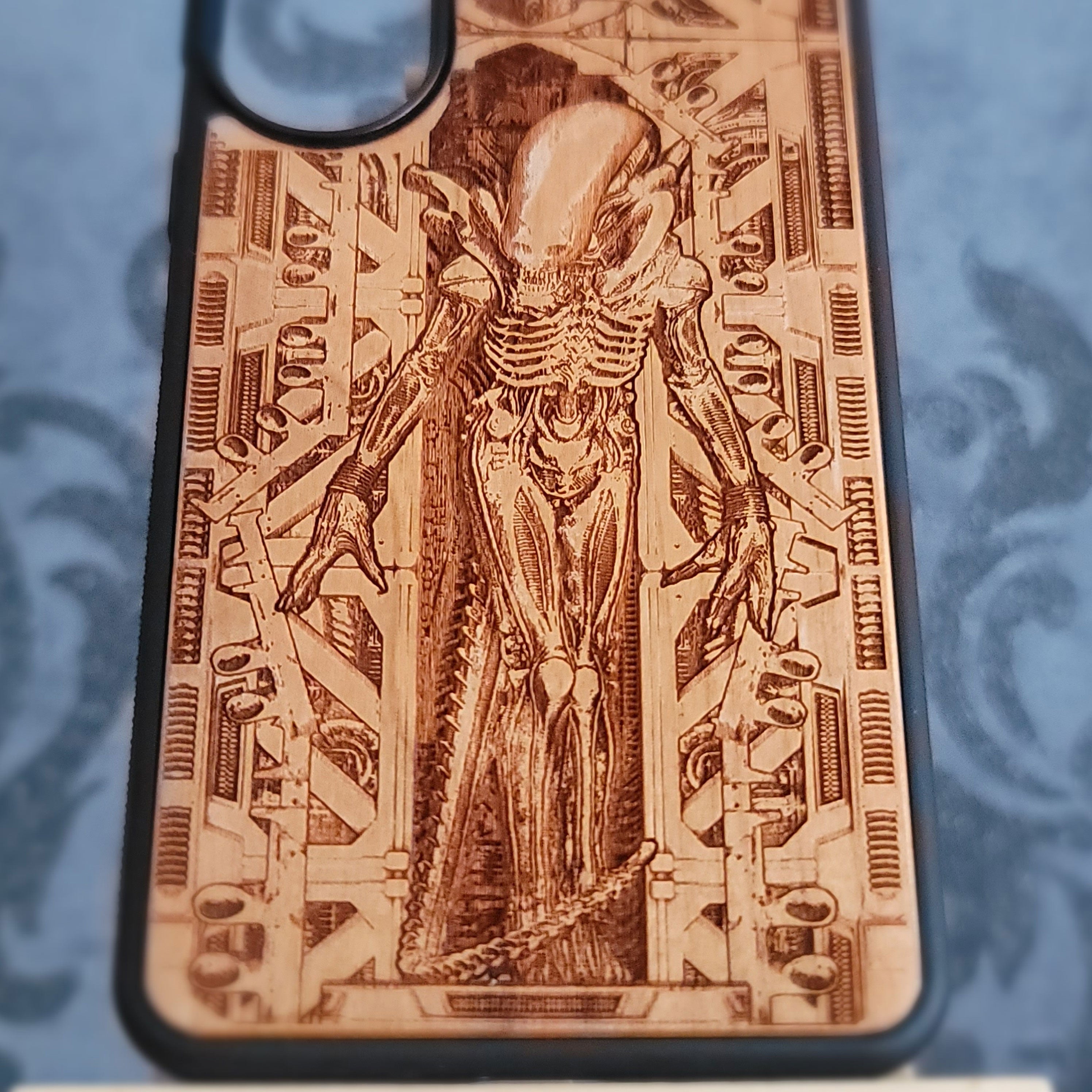 Criatura alienígena I - Funda de madera para teléfono