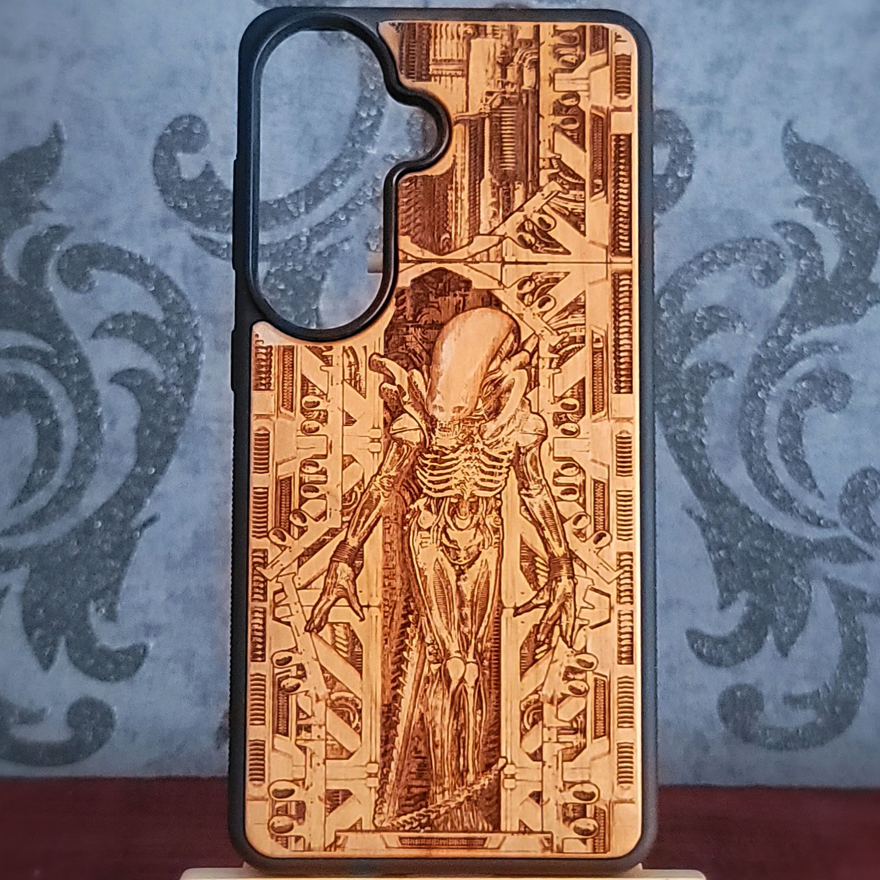 Xenomorph Alien Wood Phone Case: Sci-Fi Horror