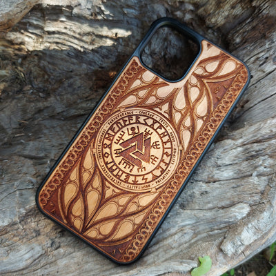 Viking-inspired wood phone case featuring the Valknut symbol surrounded by runes and intricate designs symbolizing courage, honor, and perseverance. Laser-engraved for precision and durability, this case is compatible with iPhone , 15, 14, 13, 12, 11, Pro Max, Mini, and Samsung Galaxy S, S24, S23, S22, S21, S20 Ultra, Plus, Note 20. A stylish and meaningful accessory for Norse mythology enthusiasts.