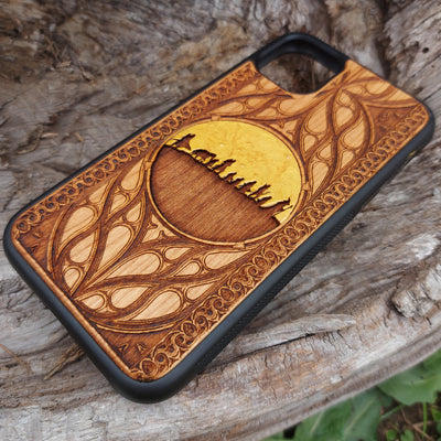  Wooden phone case with Lord of the Rings-inspired custom symbol design. Laser-engraved for iPhone & Samsung Galaxy models, including iPhone , 15, 14, 13, 12, 11 Pro Max, Mini, and Samsung Galaxy S, S24, S23, S22, S21, S20 Ultra, Plus, Note 20. Unique, durable, and perfect for Tolkien fans!