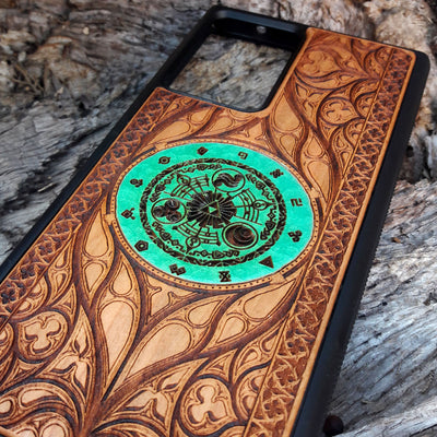 Engraved wooden phone case featuring a vibrant green Zelda-inspired emblem with intricate celtic patterns and detailed geometric designs. Perfect for iPhone  and Samsung Galaxy S models. A must-have for fans of The Legend of Zelda, blending style, protection, and fandom.