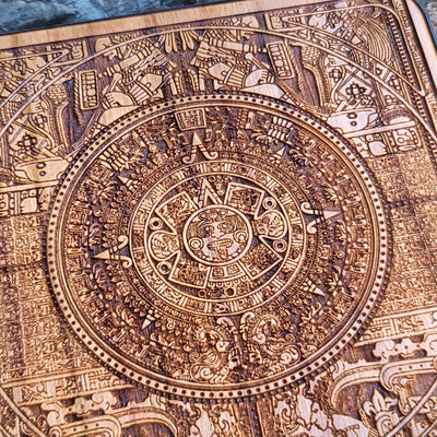 Kabelloses Ladegerät aus Holz mit Aztekenkalender