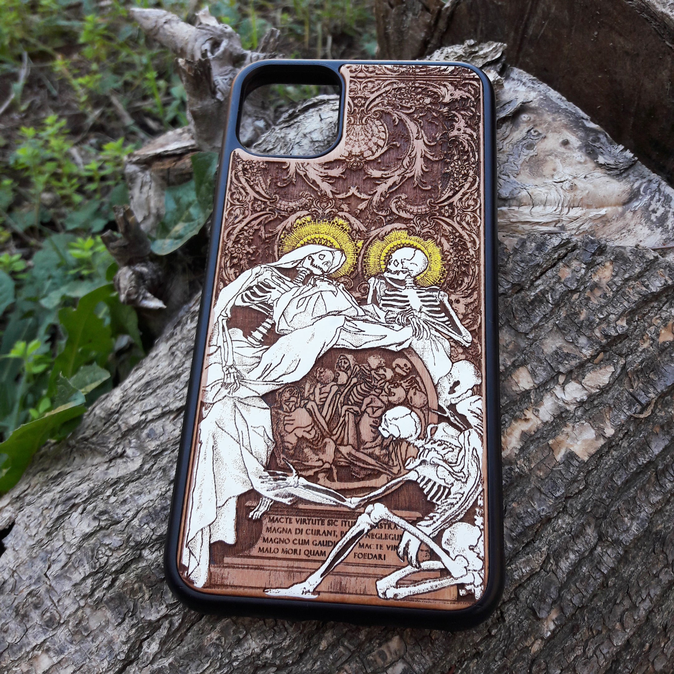Souls wooden phone case, hand-painted and laser-engraved on cherrywood. Compatible with iPhone 16-11 Pro Max, Galaxy S25-S20. Gothic and fantasy-inspired phone case.er