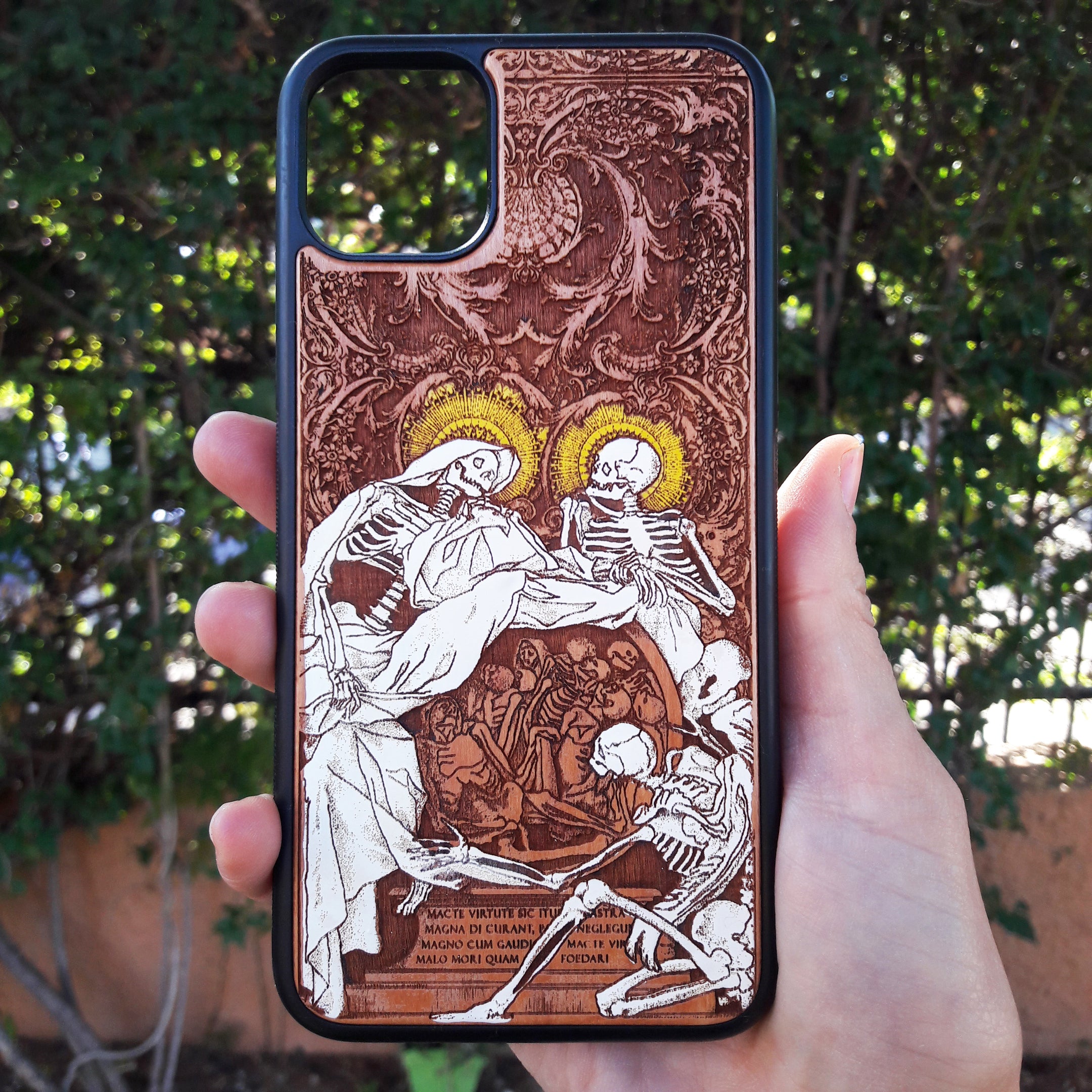 Souls wooden phone case, hand-painted and laser-engraved on cherrywood. Compatible with iPhone 16-11 Pro Max, Galaxy S25-S20. Gothic and fantasy-inspired phone case.