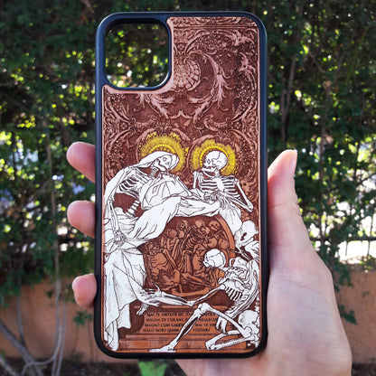 Souls wooden phone case, hand-painted and laser-engraved on cherrywood. Compatible with iPhone 16-11 Pro Max, Galaxy S25-S20. Gothic and fantasy-inspired phone case.