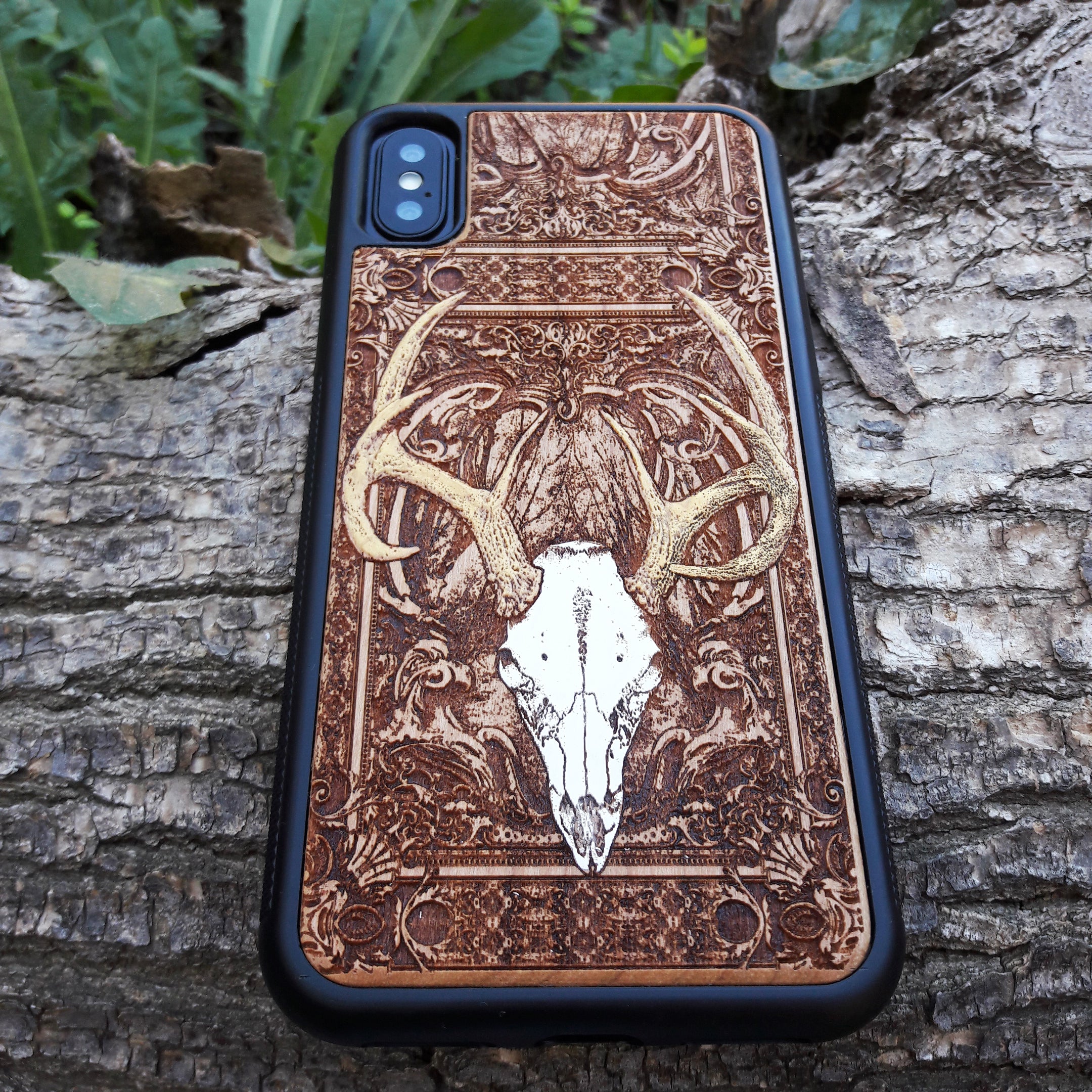 Deer skull wooden phone case, hand-painted and laser-engraved on cherrywood. Compatible with iPhone 16, Galaxy S25, and more. Gothic nature-inspired phone case.
