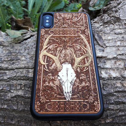 Deer skull wooden phone case, hand-painted and laser-engraved on cherrywood. Compatible with iPhone 16, Galaxy S25, and more. Gothic nature-inspired phone case.