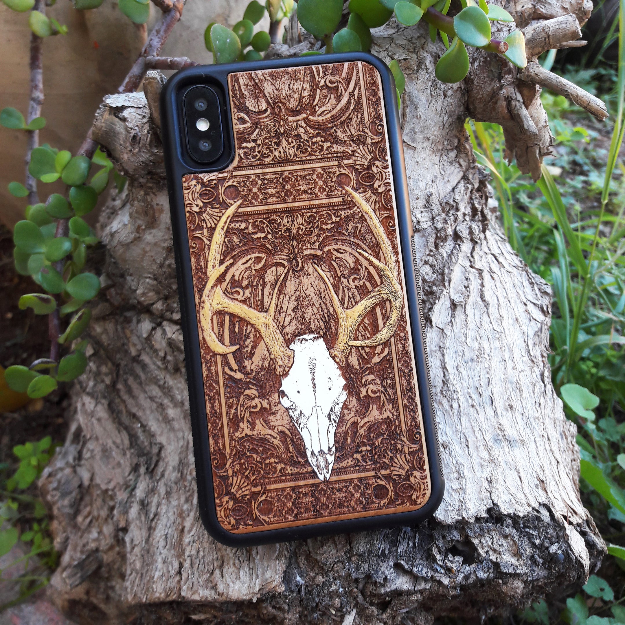 Deer skull wooden phone case, hand-painted and laser-engraved on cherrywood. Compatible with iPhone 16, Galaxy S25, and more. Gothic nature-inspired phone case.