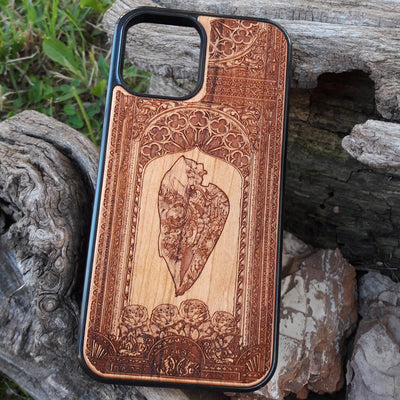 Wooden phone case featuring a gothic horse skull design, handcrafted for iPhone , iPhone 15, Galaxy S, Note 20, and more. Perfect for nature lovers and fans of gothic and animal-themed art.