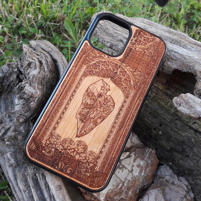 Wooden phone case featuring a gothic horse skull design, handcrafted for iPhone , iPhone 15, Galaxy S, Note 20, and more. Perfect for nature lovers and fans of gothic and animal-themed art.