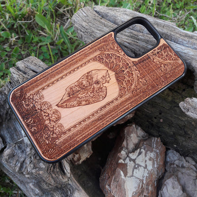 Wooden phone case featuring a gothic horse skull design, handcrafted for iPhone , iPhone 15, Galaxy S, Note 20, and more. Perfect for nature lovers and fans of gothic and animal-themed art.
