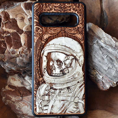 Astronaut skull wooden phone case, hand-painted and laser-engraved on cherrywood. Compatible with iPhone -11 Pro Max, Galaxy S-S20. Gothic space-themed phone case.