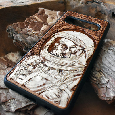 Astronaut skull wooden phone case, hand-painted and laser-engraved on cherrywood. Compatible with iPhone -11 Pro Max, Galaxy S-S20. Gothic space-themed phone case.