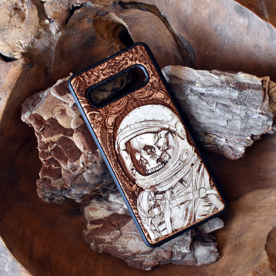 Astronaut skull wooden phone case, hand-painted and laser-engraved on cherrywood. Compatible with iPhone -11 Pro Max, Galaxy S-S20. Gothic space-themed phone case.