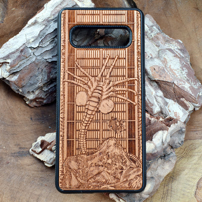 Alien Facehugger wooden phone case with detailed engraving, designed for iPhone , iPhone 15, Galaxy S, and other models. Perfect for sci-fi and horror fans looking for unique, durable protection.