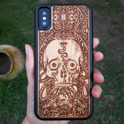 Wooden phone case featuring an intricate Cthulhu skull and octopus design with the mysterious "ph'nglui mglw'nafh Cthulhu R'lyeh wgah'nagl fhtagn" inscription. Ideal for iPhone , iPhone 15, iPhone 14, iPhone 13, Samsung Galaxy S, S24, S23, S22, and more. Perfect for lovers of gothic art, cosmic horror, and unique, dark designs.