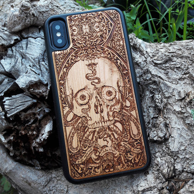 Wooden phone case featuring an intricate Cthulhu skull and octopus design with the mysterious "ph'nglui mglw'nafh Cthulhu R'lyeh wgah'nagl fhtagn" inscription. Ideal for iPhone , iPhone 15, iPhone 14, iPhone 13, Samsung Galaxy S, S24, S23, S22, and more. Perfect for lovers of gothic art, cosmic horror, and unique, dark designs.