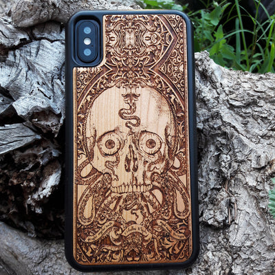 Wooden phone case featuring an intricate Cthulhu skull and octopus design with the mysterious "ph'nglui mglw'nafh Cthulhu R'lyeh wgah'nagl fhtagn" inscription. Ideal for iPhone , iPhone 15, iPhone 14, iPhone 13, Samsung Galaxy S, S24, S23, S22, and more. Perfect for lovers of gothic art, cosmic horror, and unique, dark designs.





