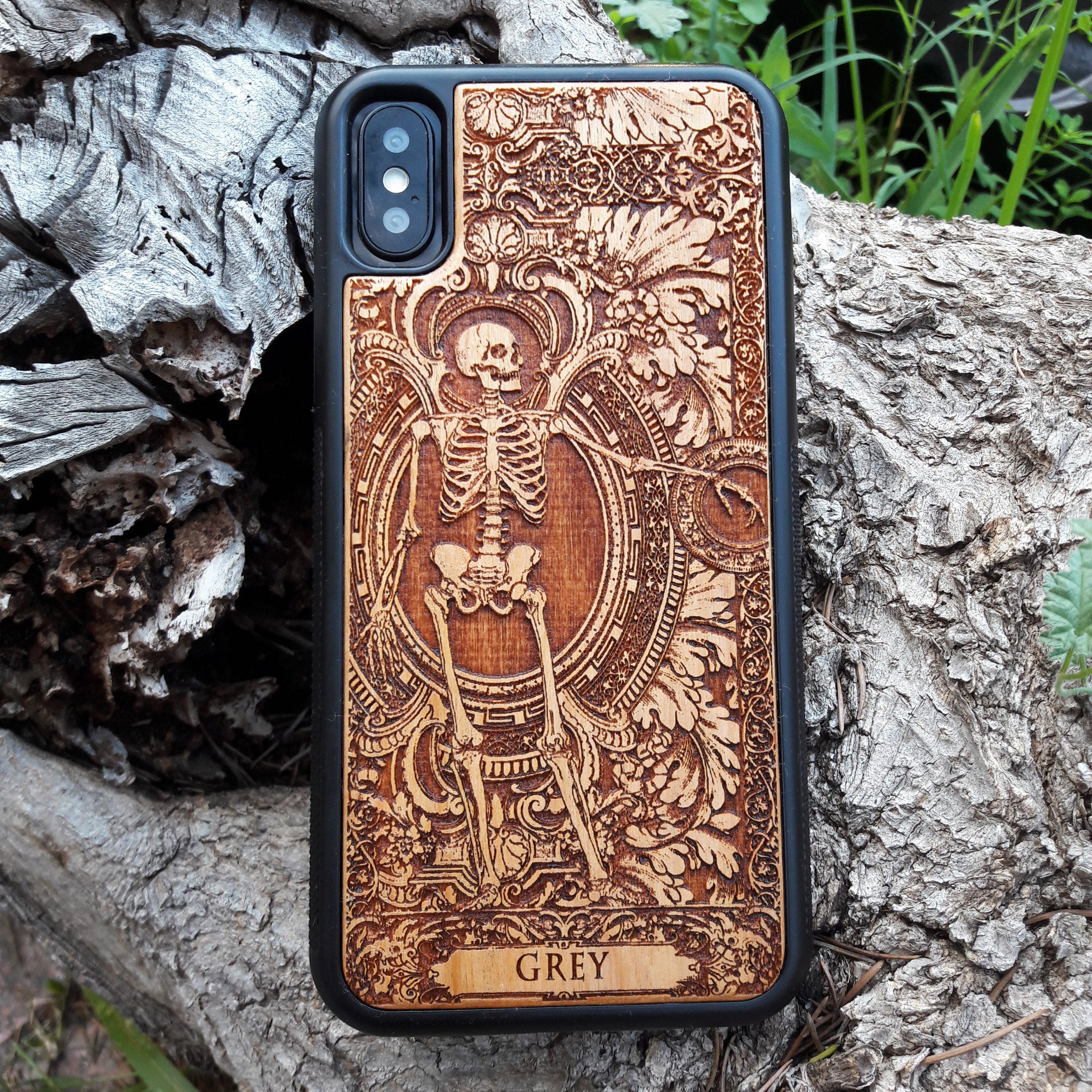 Personalized wood phone case featuring a skeleton design with custom names "Michelle" and "Jannik," ideal for iPhone 16 and Samsung Galaxy S25 users looking for unique and durable phone protection.