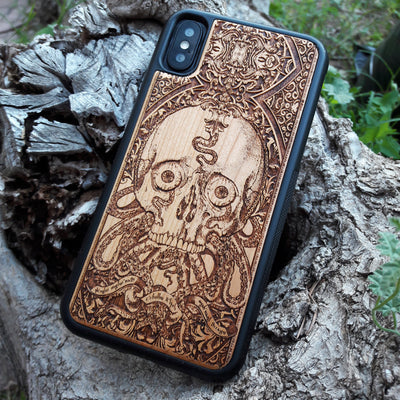 Wooden phone case featuring an intricate Cthulhu skull and octopus design with the mysterious "ph'nglui mglw'nafh Cthulhu R'lyeh wgah'nagl fhtagn" inscription. Ideal for iPhone , iPhone 15, iPhone 14, iPhone 13, Samsung Galaxy S, S24, S23, S22, and more. Perfect for lovers of gothic art, cosmic horror, and unique, dark designs.