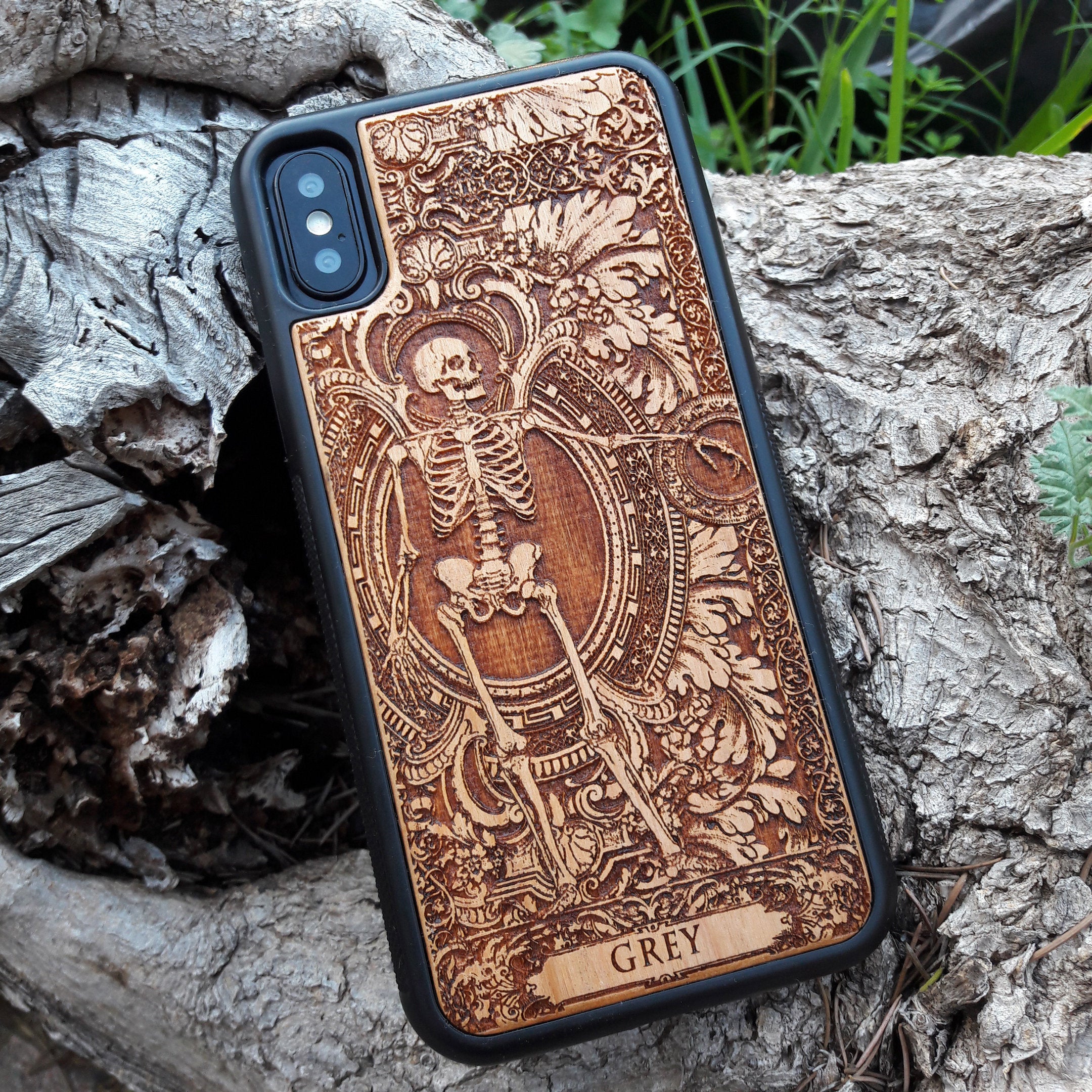 Personalized wood phone case featuring a skeleton design with custom names "Michelle" and "Jannik," ideal for iPhone 16 and Samsung Galaxy S25 users looking for unique and durable phone protection.