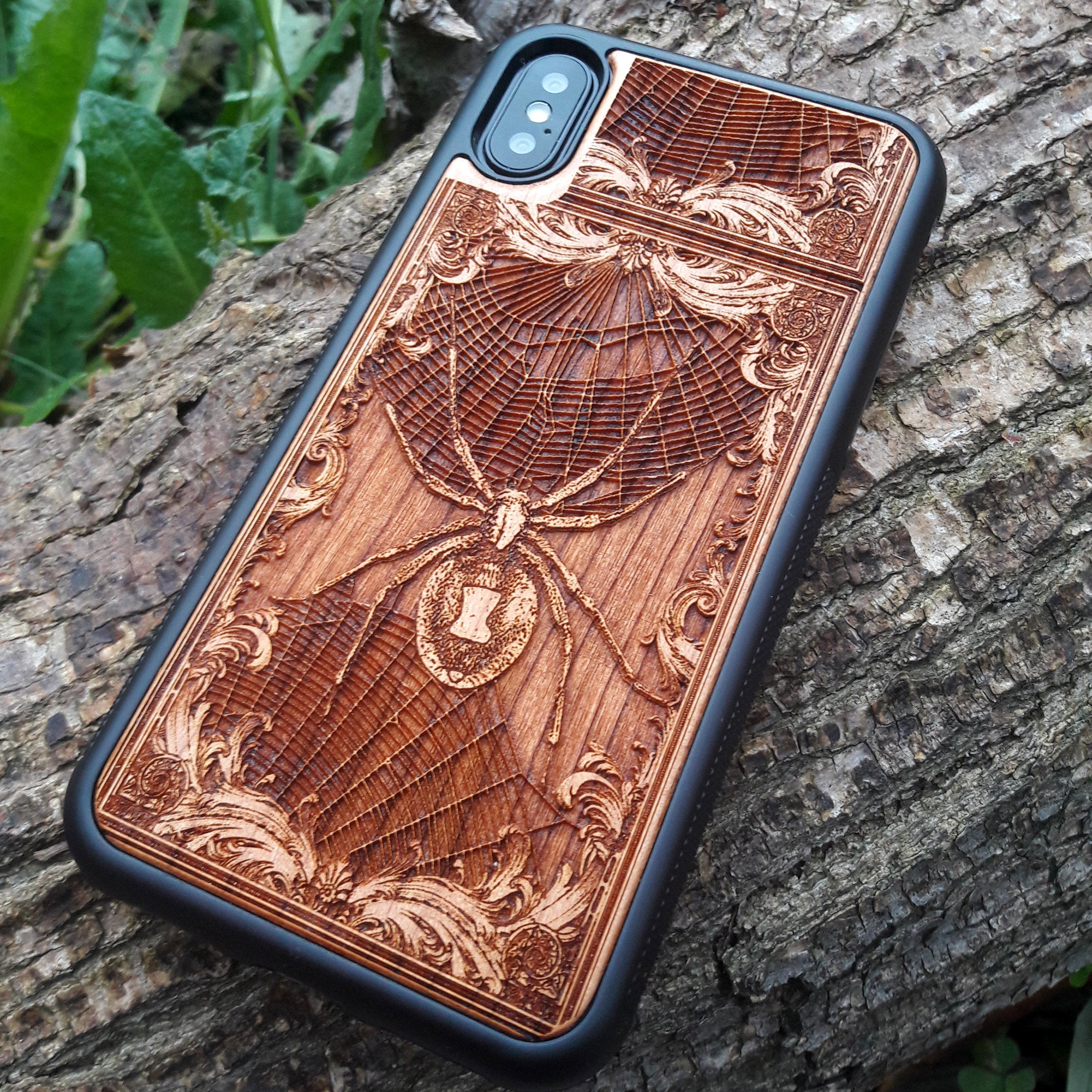 spider wood phone case