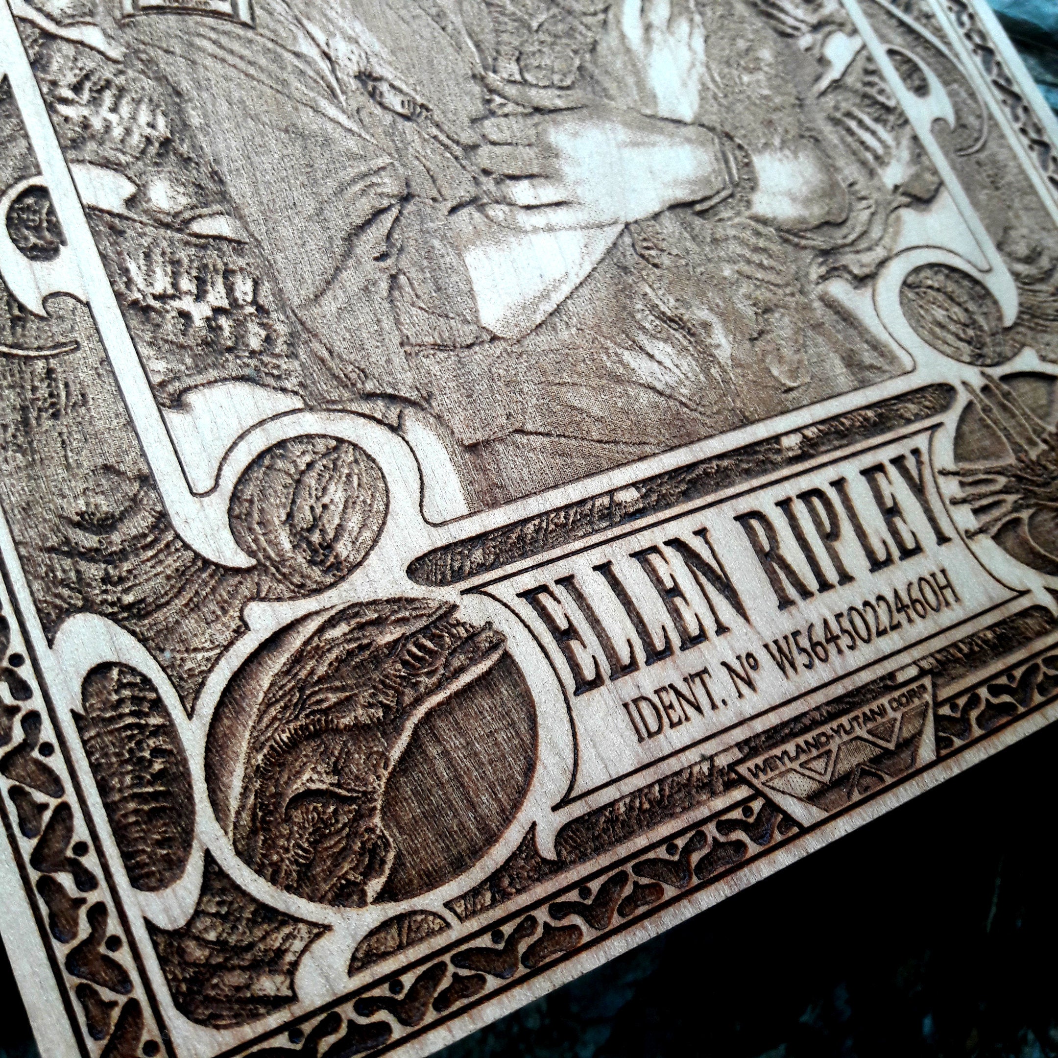 Laser-engraved Ellen Ripley artwork on wood – Alien movie-inspired sci-fi horror home decor, perfect for film lovers & retro collectors.