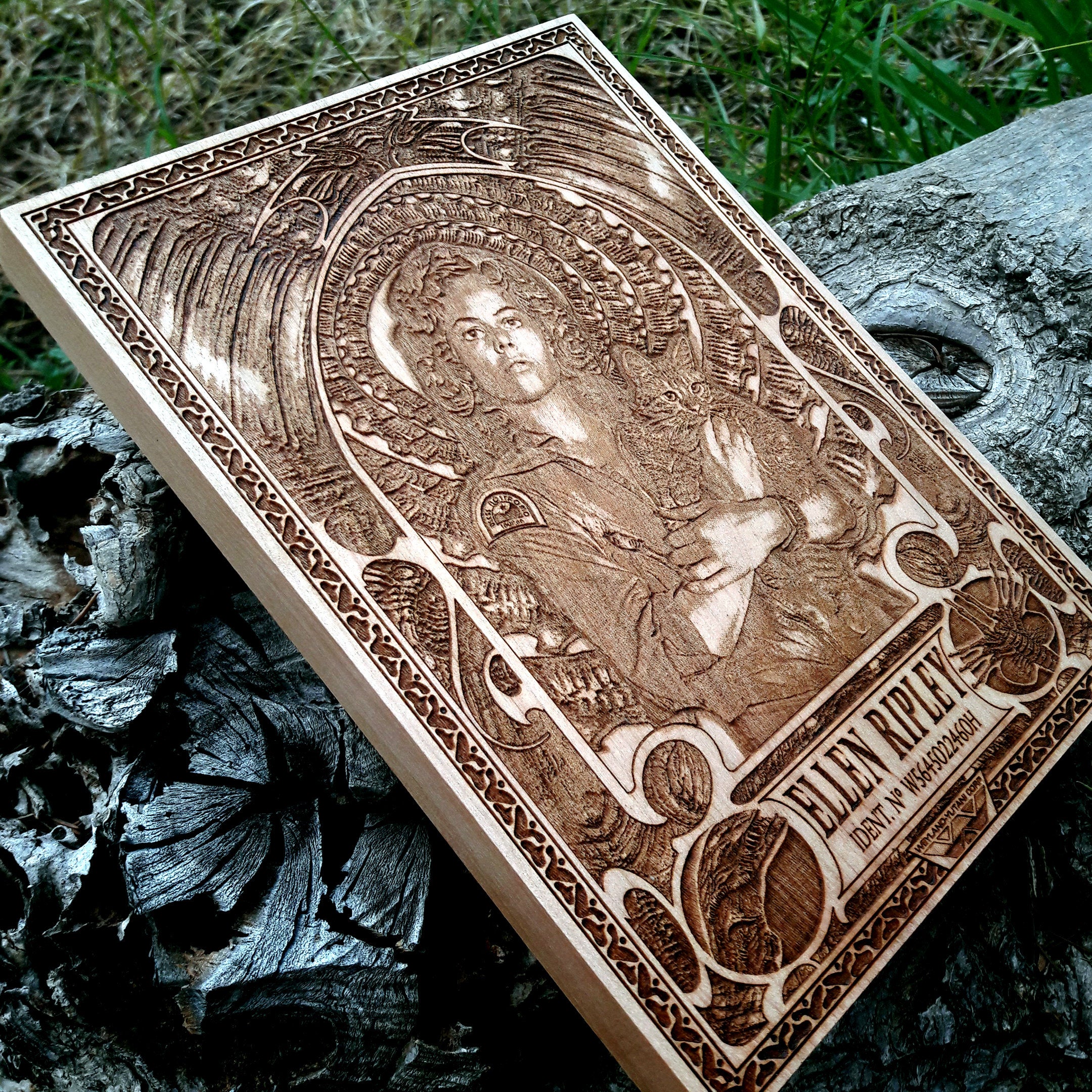 Unique Alien movie artwork on wood – Ellen Ripley sci-fi horror engraving, perfect for fans, home decor, & anniversary gifts.
