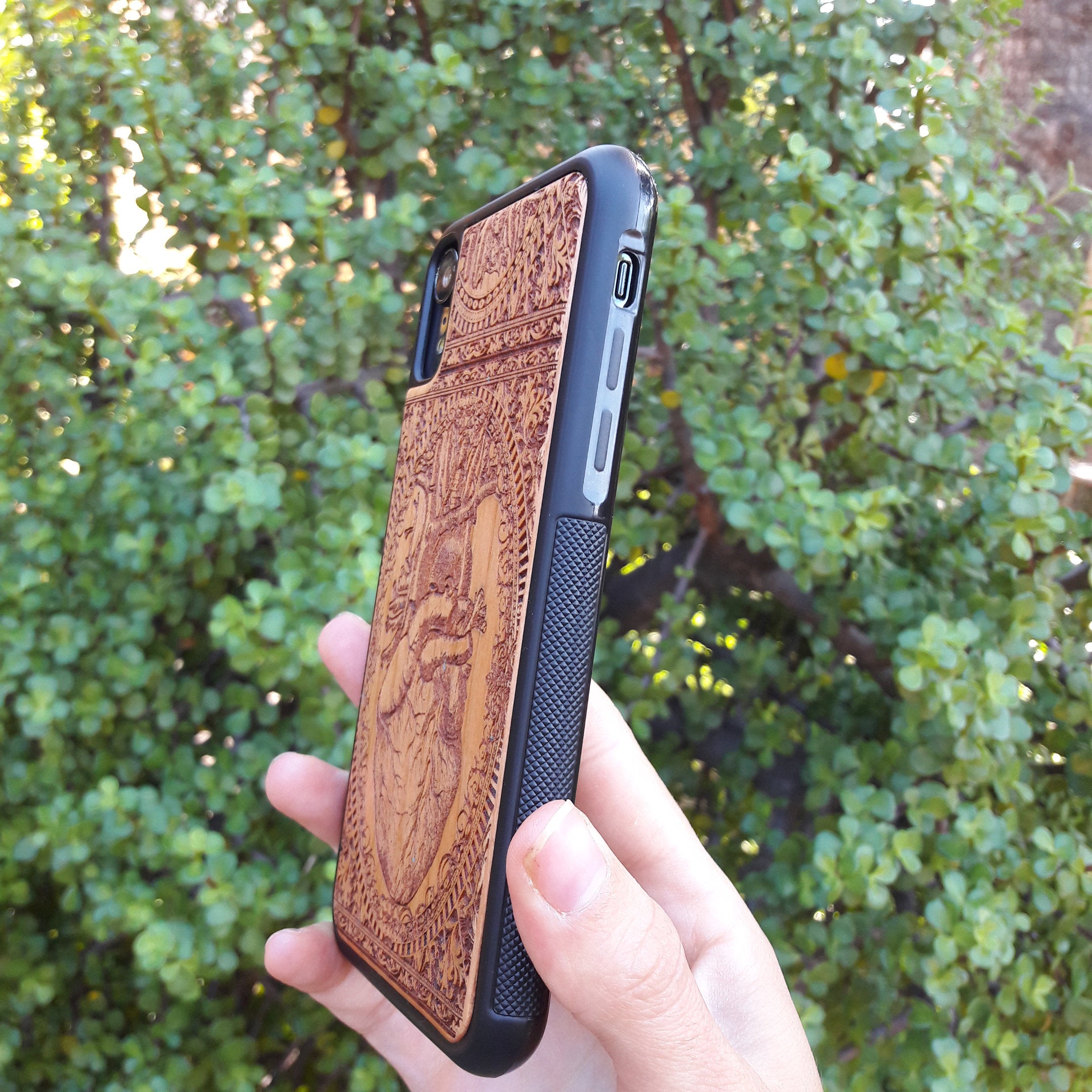 Wooden phone case with an anatomical human heart design, laser-engraved for iPhone 16, Samsung Galaxy S25, and more. Perfect for fans of medical art, anatomy, and unique phone accessories.