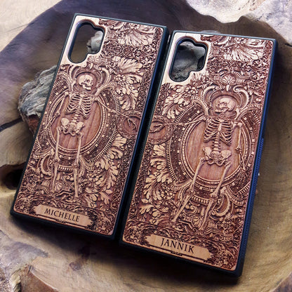 Personalized wood phone case featuring a skeleton design with custom names "Michelle" and "Jannik," ideal for iPhone 16 and Samsung Galaxy S25 users looking for unique and durable phone protection.