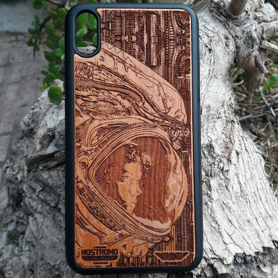 Wooden phone case with Ellen Ripley and Xenomorph design from Alien, handcrafted for iPhone , Galaxy S, and other models. Perfect for Alien fans and collectors, offering unique protection and style.