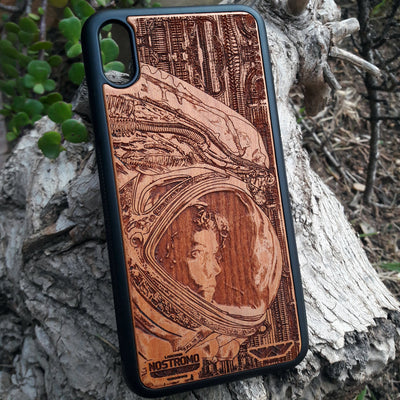 Wooden phone case with Ellen Ripley and Xenomorph design from Alien, handcrafted for iPhone , Galaxy S, and other models. Perfect for Alien fans and collectors, offering unique protection and style.