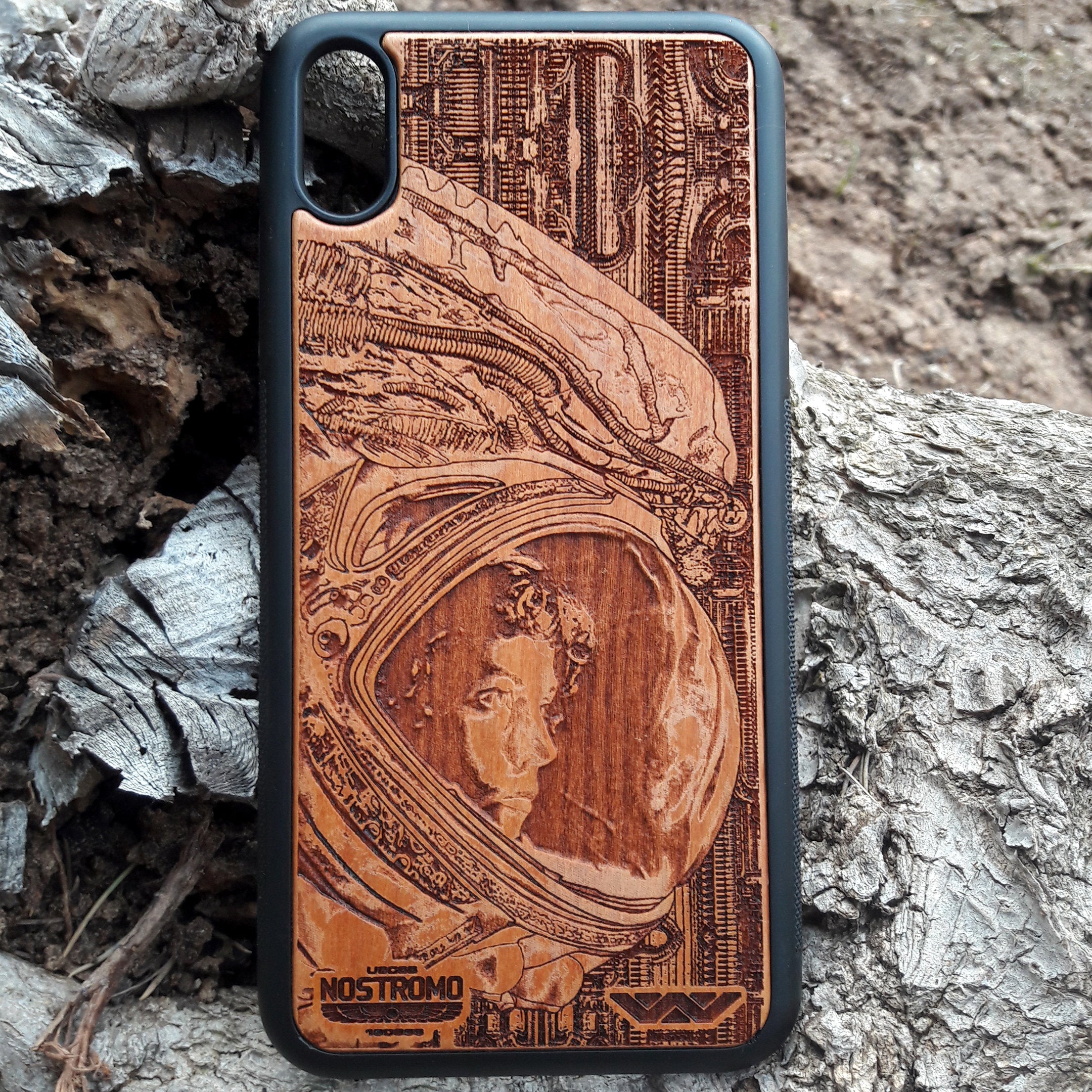 mobile phone case made of wood