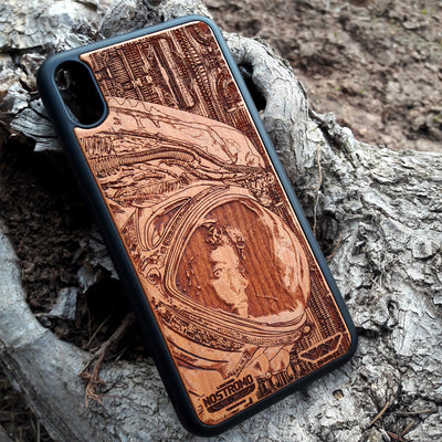 Wooden phone case with Ellen Ripley and Xenomorph design from Alien, handcrafted for iPhone , Galaxy S, and other models. Perfect for Alien fans and collectors, offering unique protection and style.