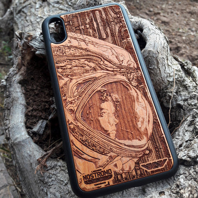 Wooden phone case with Ellen Ripley and Xenomorph design from Alien, handcrafted for iPhone , Galaxy S, and other models. Perfect for Alien fans and collectors, offering unique protection and style.