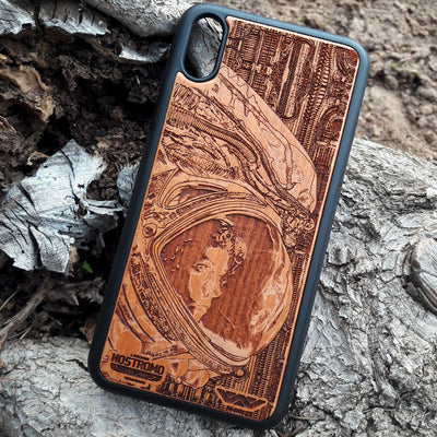 Wooden phone case with Ellen Ripley and Xenomorph design from Alien, handcrafted for iPhone , Galaxy S, and other models. Perfect for Alien fans and collectors, offering unique protection and style.