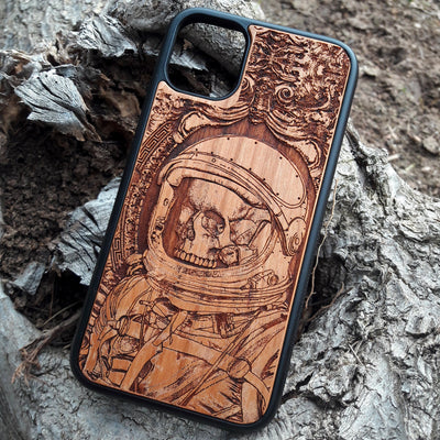 Wooden phone case featuring a detailed engraving of a dead astronaut abandoned in space. Compatible with iPhone , Galaxy S, Note 20, and more. Ideal for space lovers and fans of dark, cosmic art.