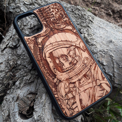 Wooden phone case featuring a detailed engraving of a dead astronaut abandoned in space. Compatible with iPhone , Galaxy S, Note 20, and more. Ideal for space lovers and fans of dark, cosmic art.