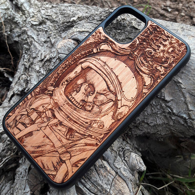 Wooden phone case featuring a detailed engraving of a dead astronaut abandoned in space. Compatible with iPhone , Galaxy S, Note 20, and more. Ideal for space lovers and fans of dark, cosmic art.