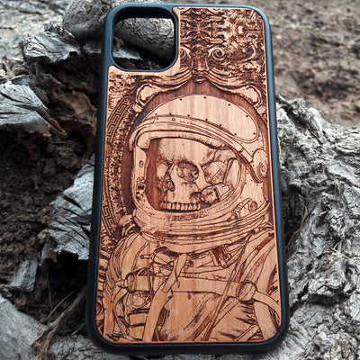 Wooden phone case featuring a detailed engraving of a dead astronaut abandoned in space. Compatible with iPhone , Galaxy S, Note 20, and more. Ideal for space lovers and fans of dark, cosmic art.